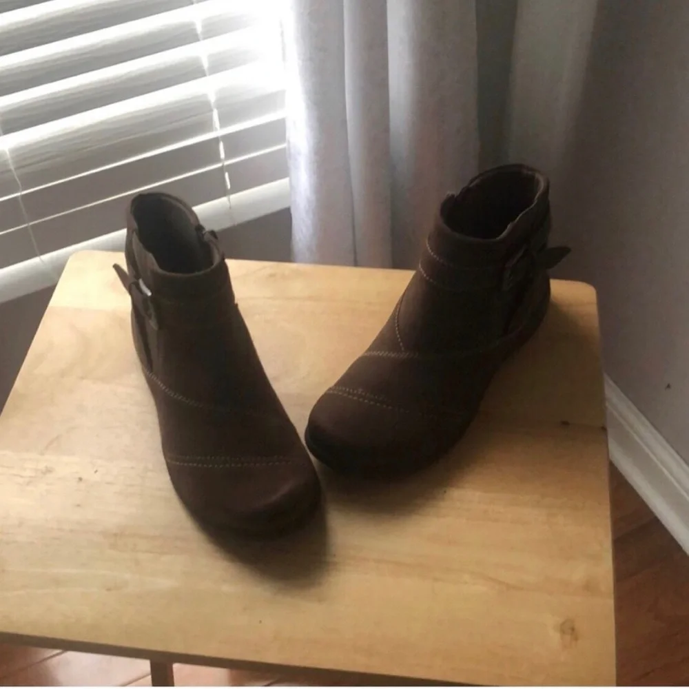 NWOT Clarks Collection Carleigh Dalia Ankle Boots Taupe Nubuck Leather 8.5 or 8